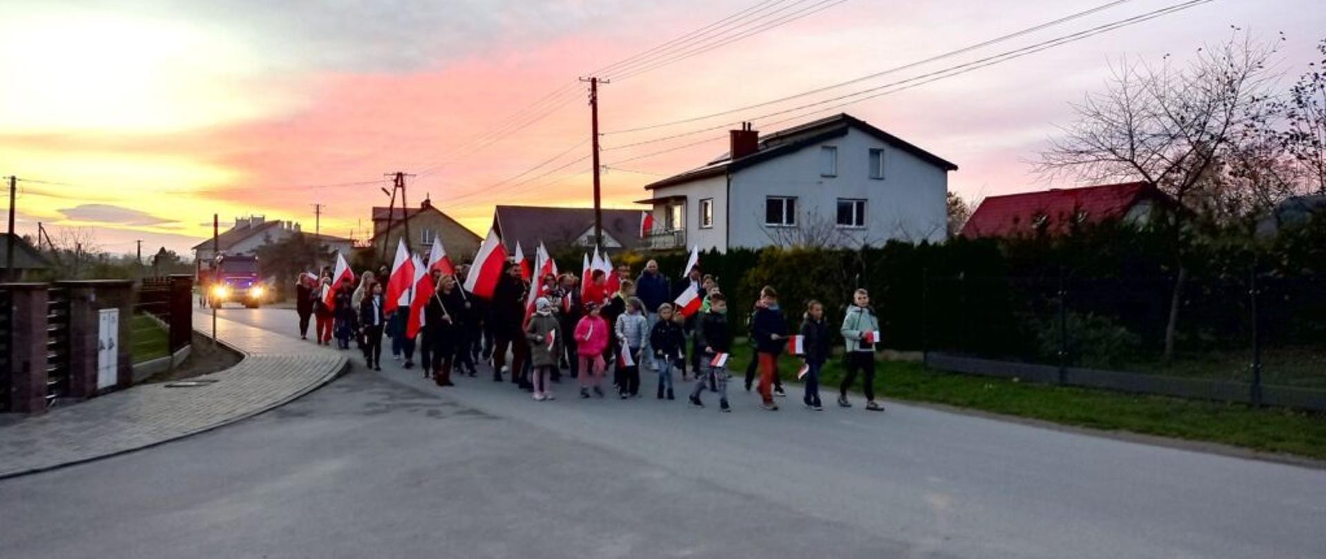 Przemarsz z flagami, fot. warzyce.pl