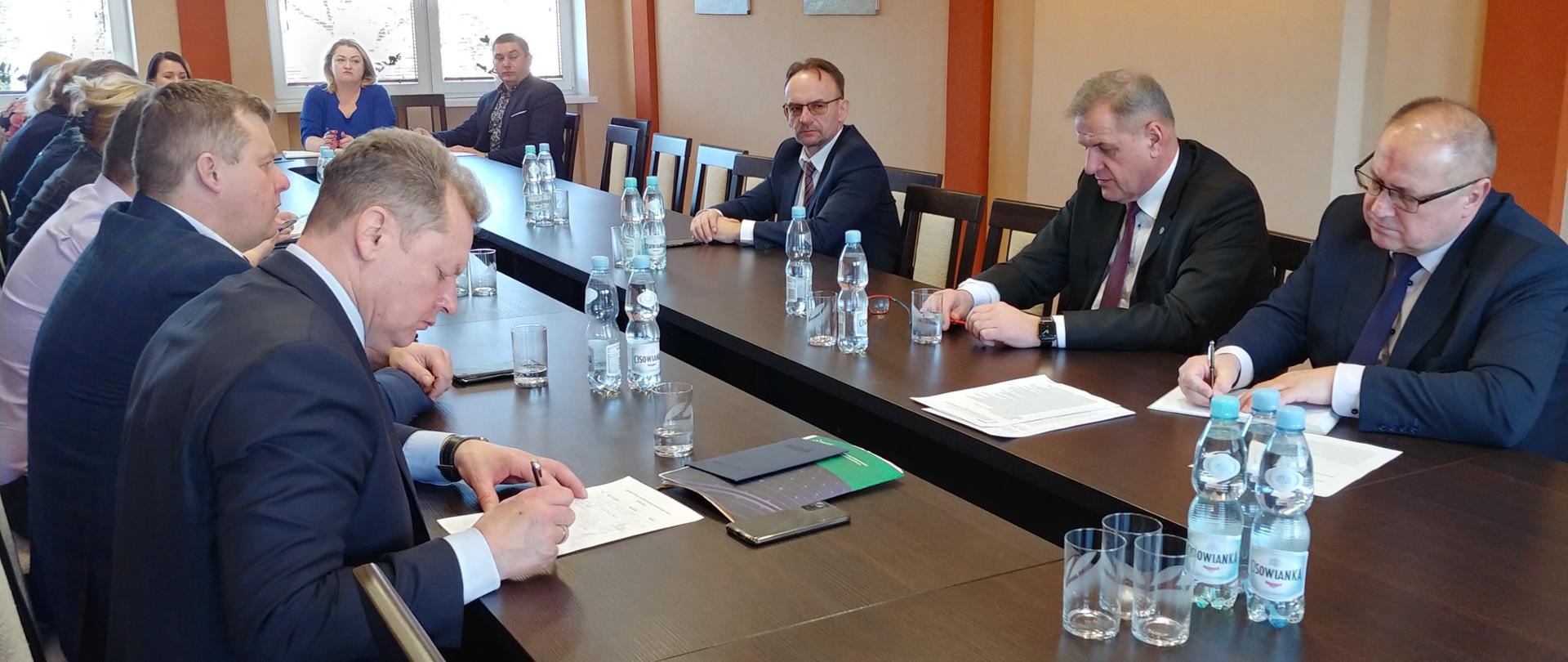 Spotkanie starosty z wójtami w sprawie organizacji pomocy dla uchodźców z Ukrainy