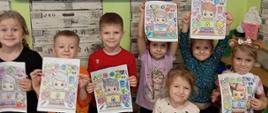 Zajęcia nt. bezpieczeństwa w internecie - dzieci preznetują tematyczne kolorowanki
