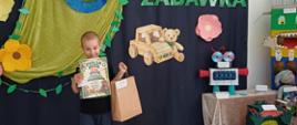 Przedszkolak pozuje do zdjęcia