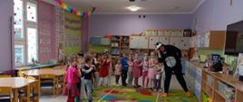 Dzieci wraz z nauczycielką pozują do zdjęcia