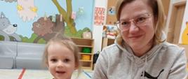Mama z dzieckiem pozuje do zdjęcia w trakcie zajęć plastycznych