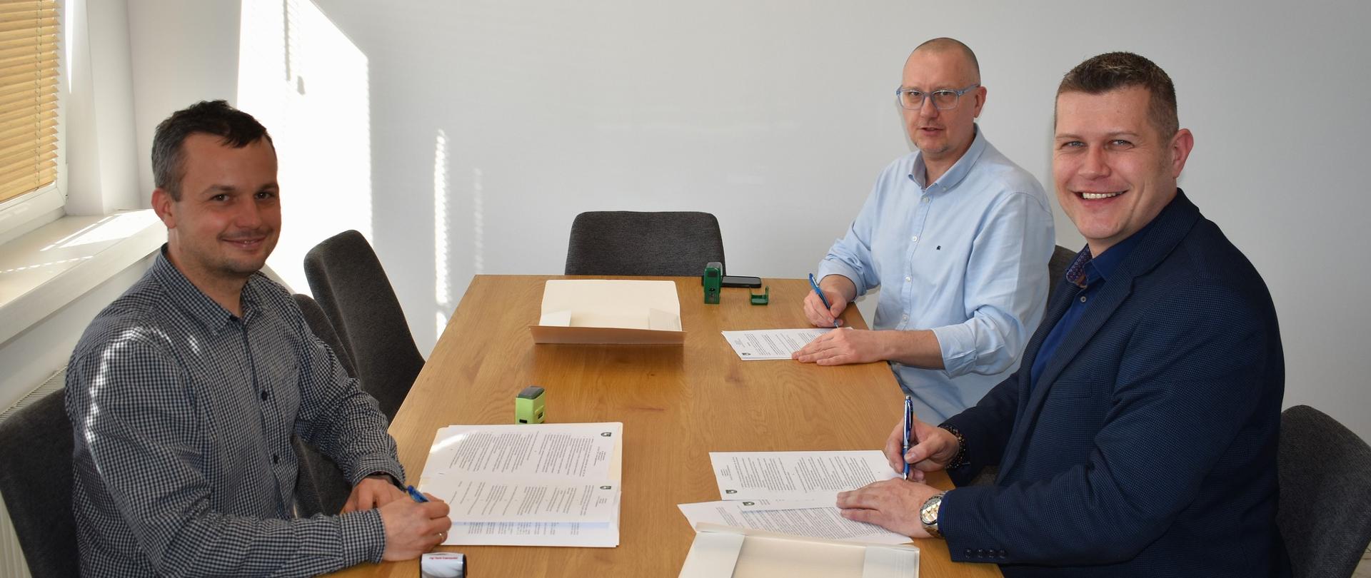 Burmistrz Lutomierska Jarosław Dębski, dyrektor szkoły podstawowej im. Marii Konopnickiej w Kazimierzu Kamil Krasnopolski, sekretarz Tomasz Lewiński podpisujący porozumienie