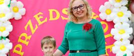 Dyrektor Ewelina Dorota Durzyńska pozuje do zdjęcia z absolwentami przedszkola