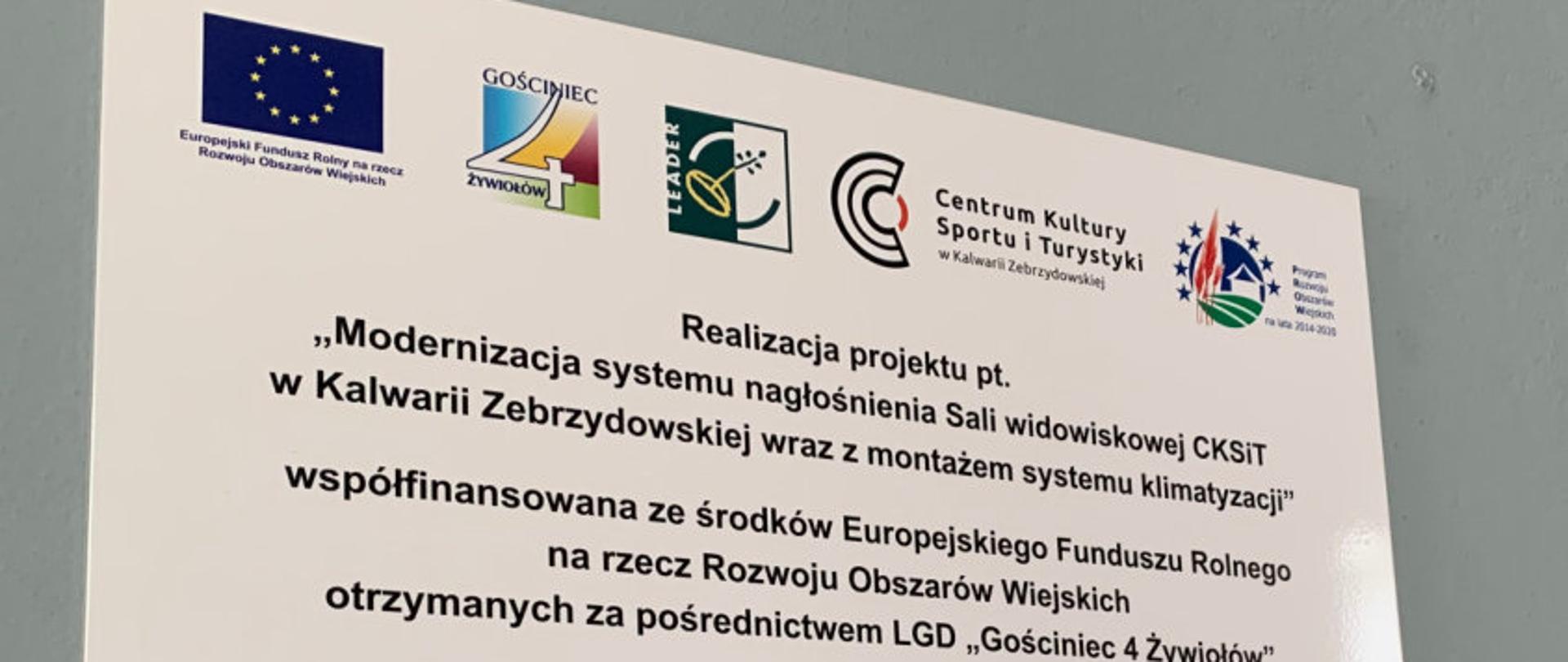 Tablica informująca o realizacji projektu, zawierająca logotypy oraz tytuł zadania.