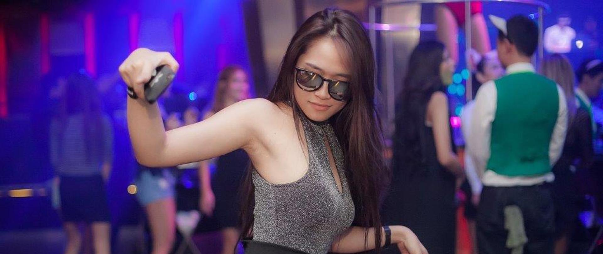 grafika przedstawia dziewczynę w dyskotece 
