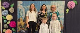 Dyrektor Przedszkola, nauczycielki i laureaci konkursu pozują do zdjęcia