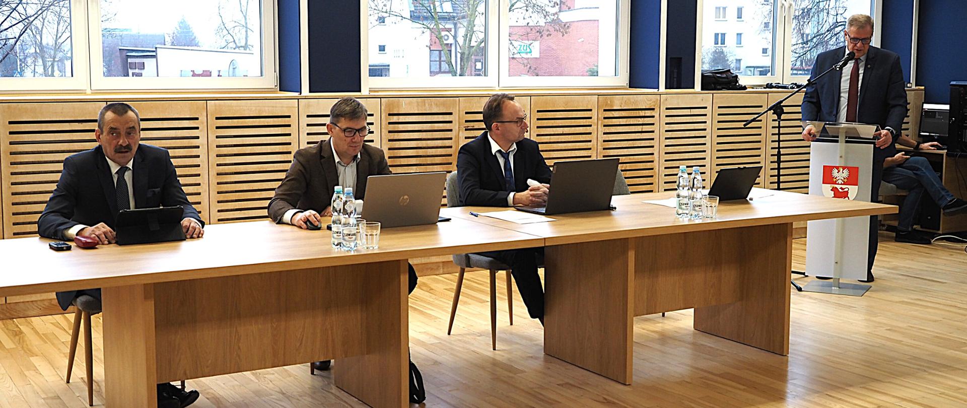 Starosta bielski Sławomir Jerzy Snarski przedstawia projekt uchwały Rady Powiatu w sprawie uchwalenia budżetu Powiatu Bielskiego na 2025 rok