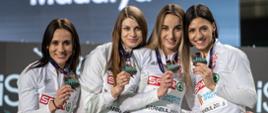 Polska sztafeta 4x400 m kobiet na 37. Halowych Mistrzostwach Europy w Stambule w składzie Anna Kiełbasińska, Marika Popowicz-Drapała, Alicja Wrona-Kutrzepa, Anna Pałys prezentująca zdobyte medale