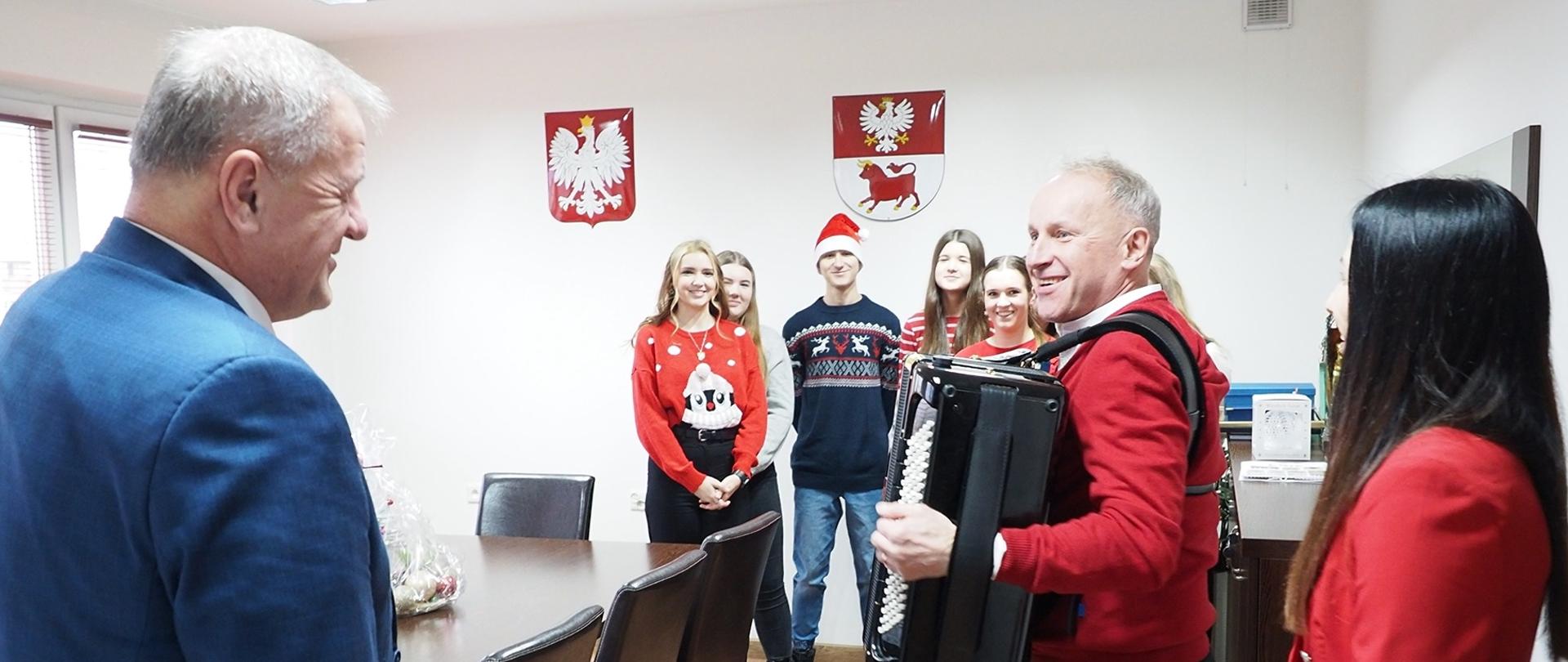 Kolędy w Starostwie Powiatowym w Bielsku Podlaskim - młodzież z nauczycielami Zespołu Szkół nr 4 im. Ziemi Podlaskiej