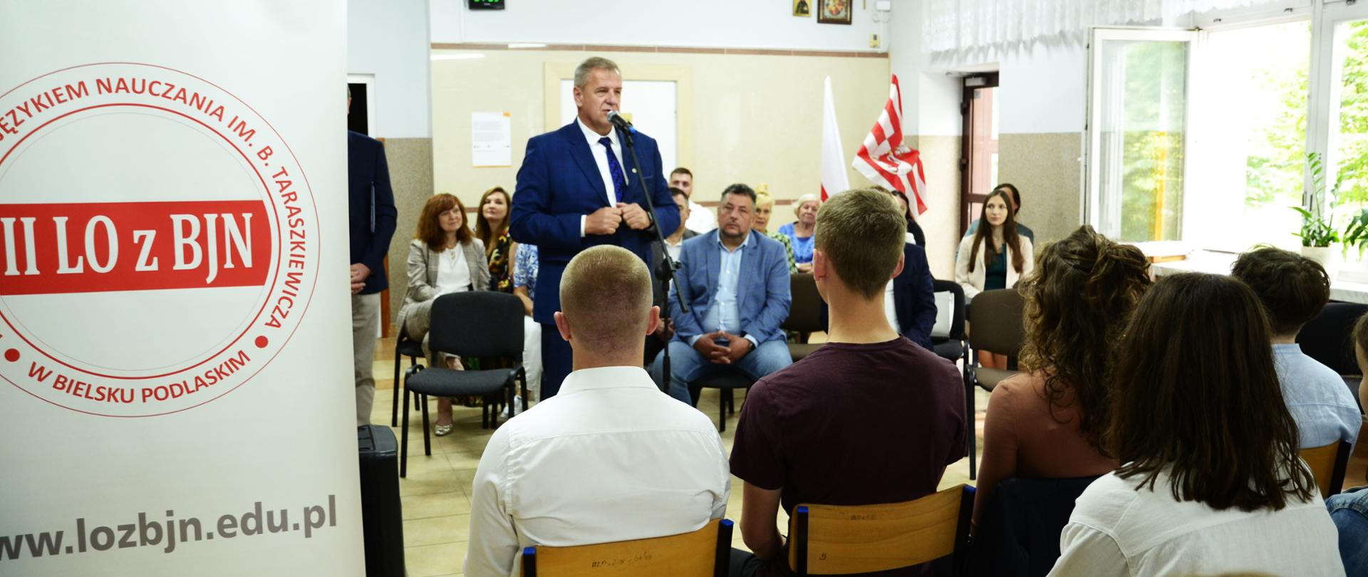 Rozpoczęcie nowego roku szkolnego w II Liceum Ogólnokształcącym z BJN im. Bronisława Taraszkiewicza w Bielsku Podlaskim z udziałem starosty bielskiego Sławomira Jerzego Snarskiego i wicestarosty Piotra Bożko