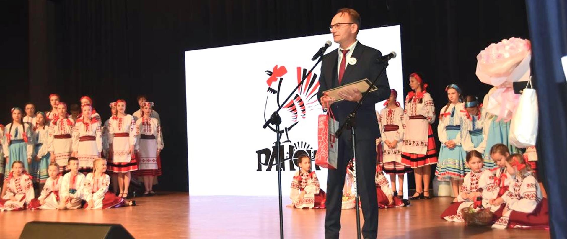 Wicestarosta Piotr Bożko w imieniu starosty Sławomira Jerzego Snarskiego i swoim przekazał twórcom zespołu list gratulacyjny oraz okolicznościowy upominek