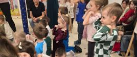 Dzieci w trakcie ćwiczeń