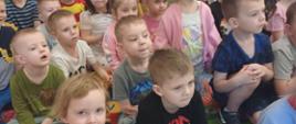 Dzieci oglądające spektakl