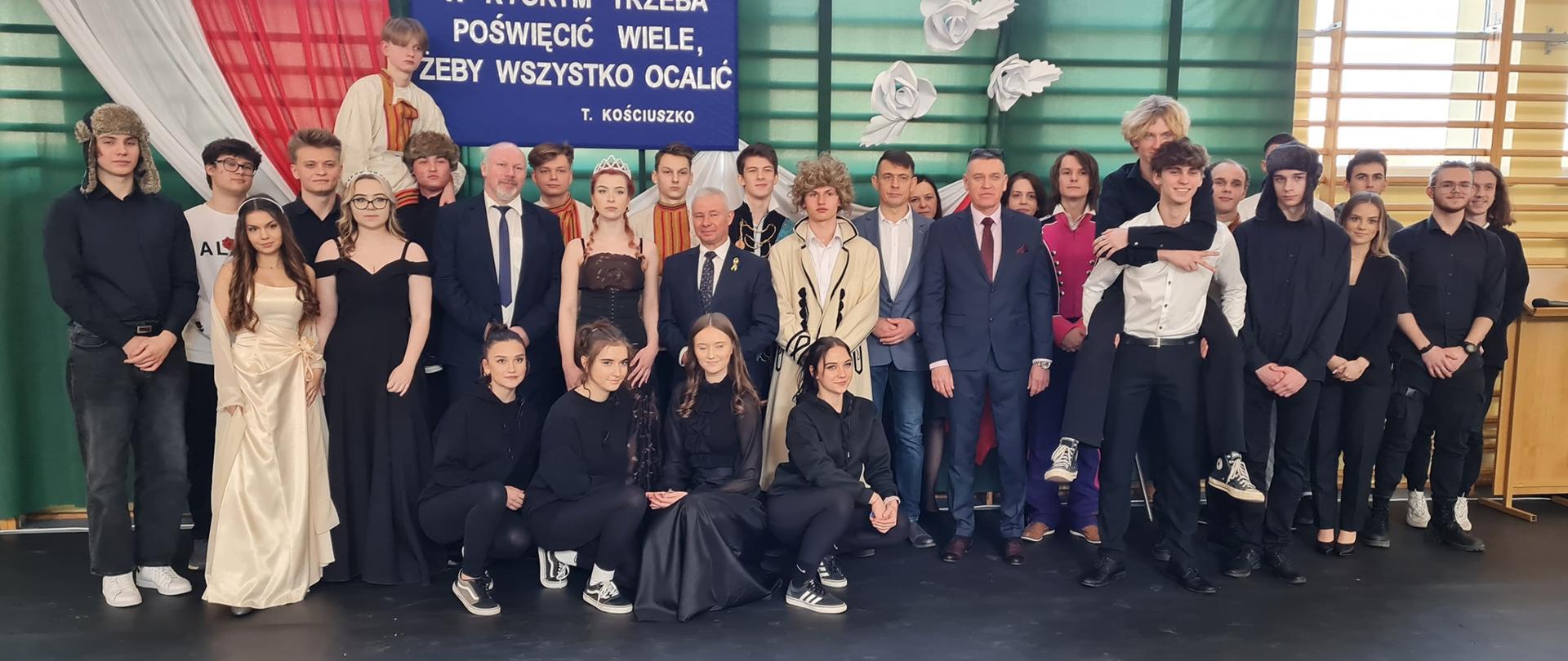 Zdjęcie przedstawia uczestników inscenizacji oraz dyrekcję szkoły i władze powiatu.