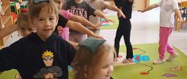 Przedszkolaki wykonują ćwiczenia