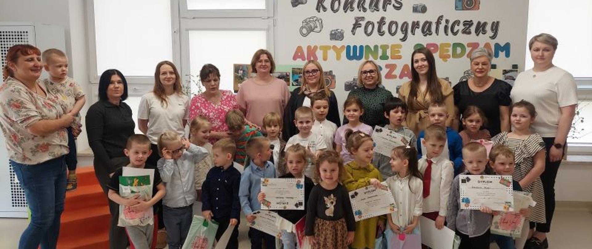 Nagrodzone dzieci - uczestnicy konkursu pozują do zdjęcia wraz Dyrekcją i nauczycielami