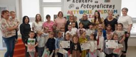Nagrodzone dzieci - uczestnicy konkursu pozują do zdjęcia wraz Dyrekcją i nauczycielami