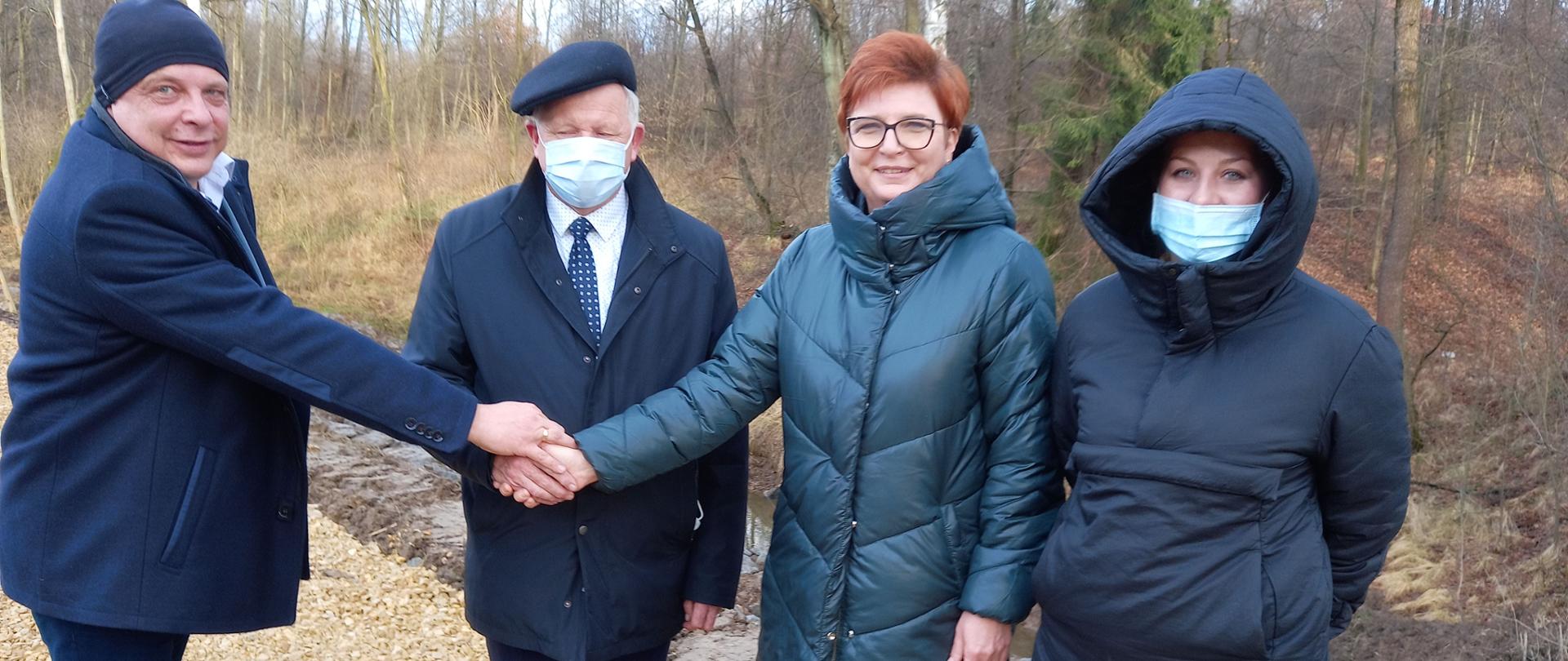 Fotografia - Prace w sąsiedztwie stawów Polskiego Związku Wędkarzy koło Kalwaria Zebrzydowska. Na zdjęciu dyrektor M. Wisińskiej-Kurz z Państwowego Gospodarstwa Wodnego Wody Polskie Zlewnia Żywiec, p.o kierownika Patrycja Kruk PGWWP Nadzór Wadowice, prezes Koła Polskiego Związku Wędkarzy Pawła Szczęsnego i członka M. Zagól