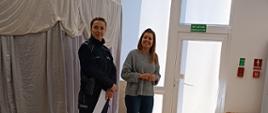 Przedstawicielki Komendy Policji w Hajnówce rozmawiają z dziećmi