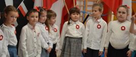 Apel z okazji Święta Niepodległości - przedszkolaki prezentują recital przed rówieśnikami i nauczycielkami