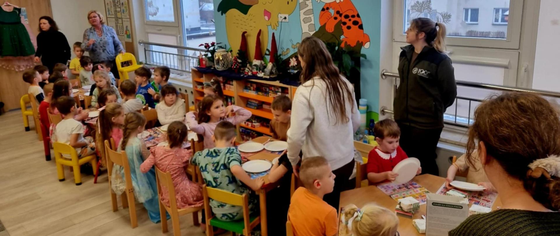 Przedszkolaki w trakcie warsztatów robienia kul dla ptaków 