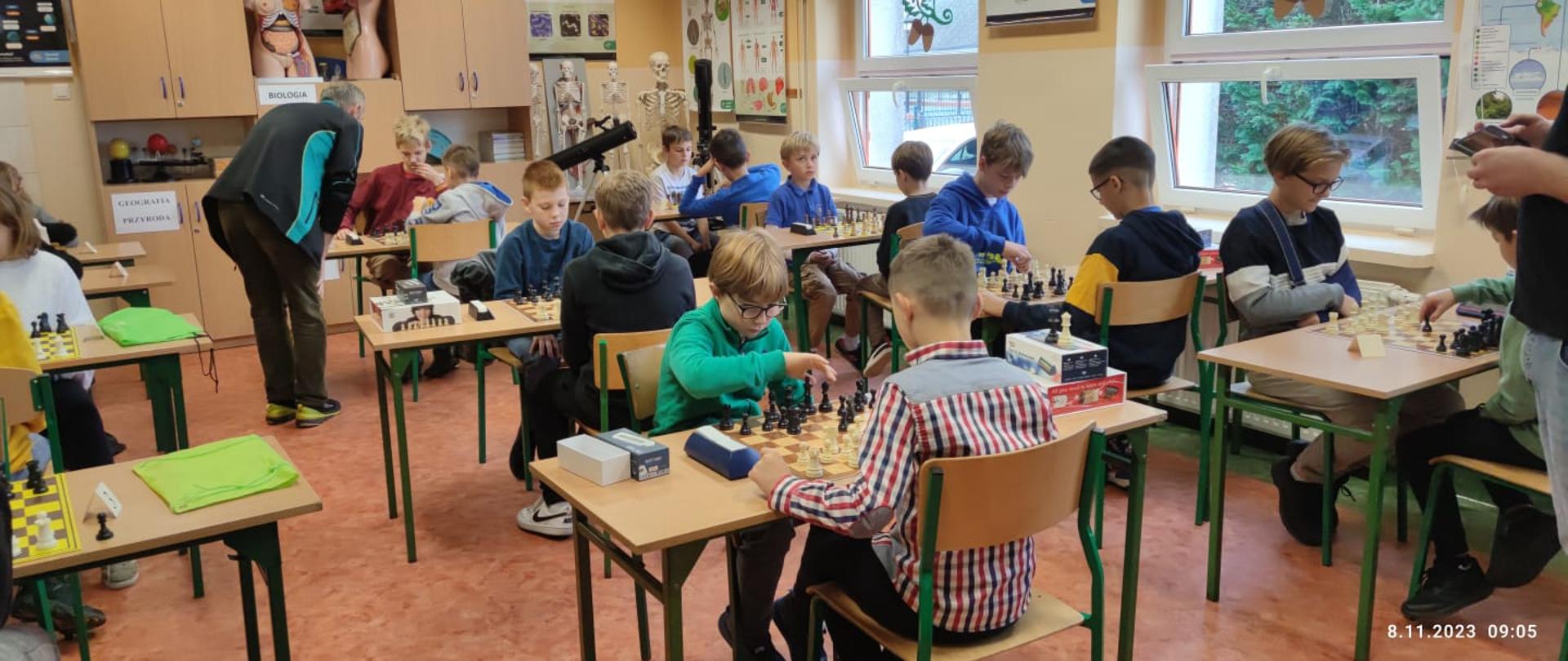 Dzieci graja w szachy