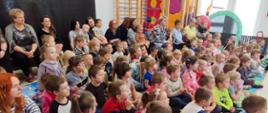 Trwa spektakl - dzieci oglądają, biorą w nim aktywny udział