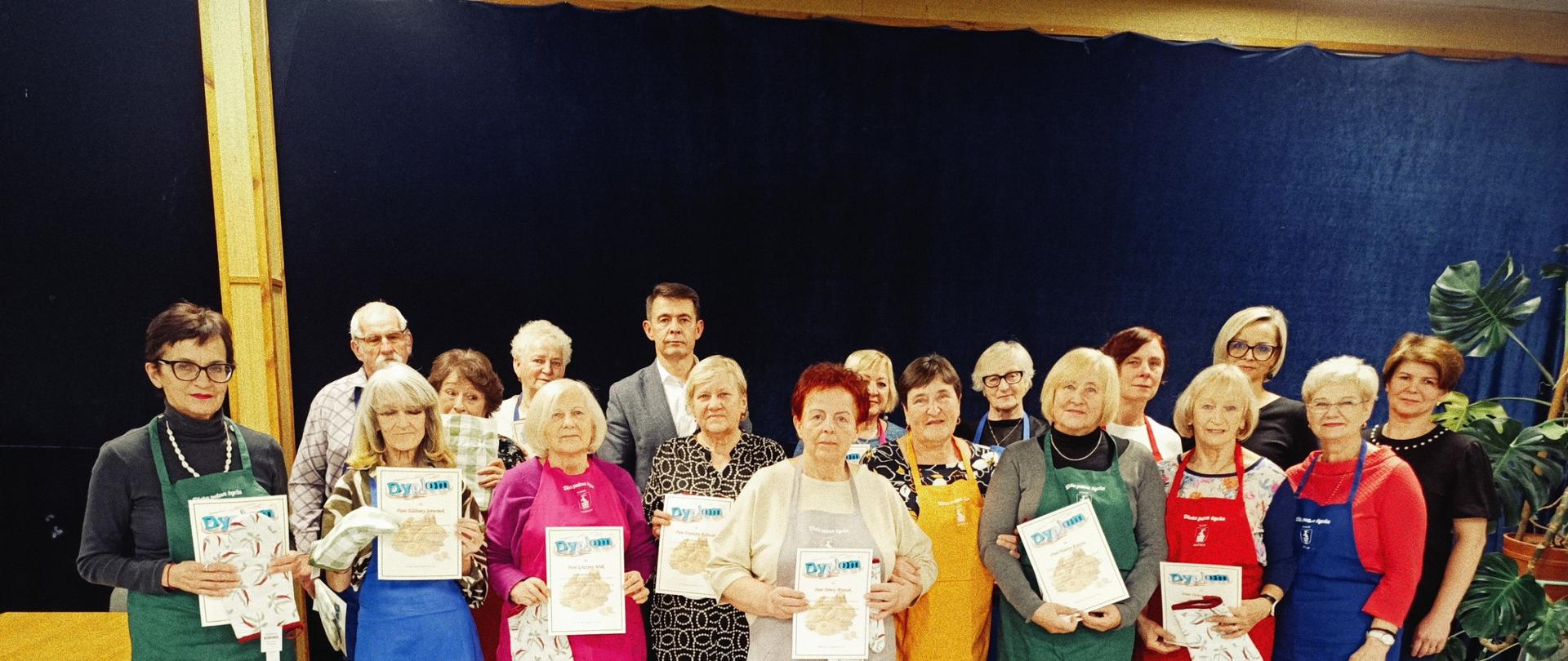 Uczestnicy tegorocznej edycji kursu przedstawiciele Kraśnickiego Stowarzyszenia „Senior na czasie”, Przewodniczący Rady Powiatu w Kraśniku Jacek Dubiel, prowadząca kurs Pani Anny Misztal oraz Pani Dyrektor ZS nr 3 W Kraśniku Monika Gozdalska. 