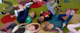 Zajęcia ruchowe - dzieci ćwiczą w sali przedszkolnej