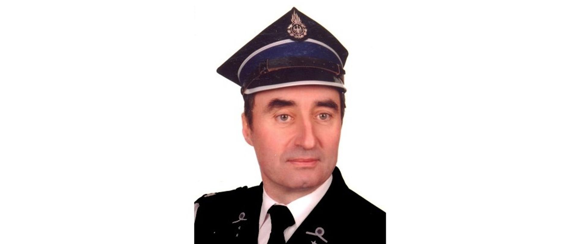 
Nagrodzony Laurem „Srebrnej Cieszynianki” Andrzej Chrapek. Laureat jest w strażackim mundurze, na jego głowie strażacka rogatywka
