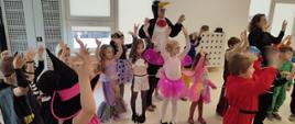 Dzieci w strojach karnawałowych podczas zabawy