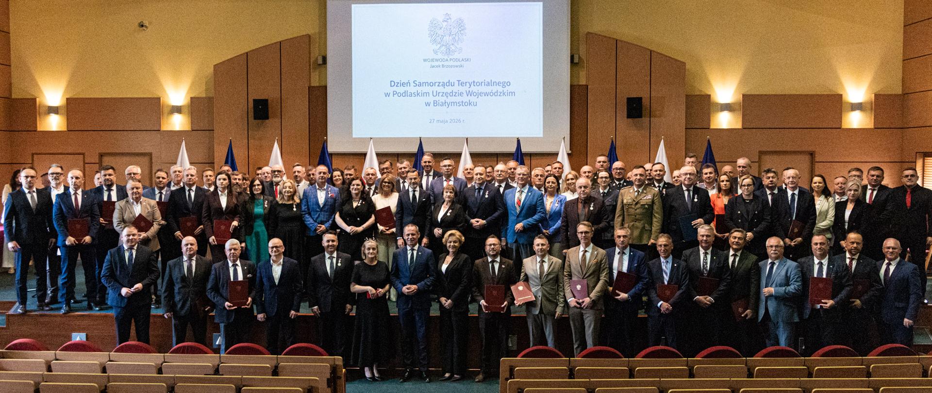 Samorządowcy z Podlasia świętowali Dzień Samorządu Terytorialnego. Wśród nich pierwszy z lewej wicestarosta Piotr Bożko (fot. Podlaski Urząd Wojewódzki)