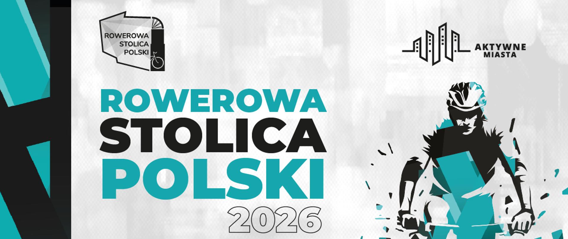 Plakat promujący wydarzenie Rowerowa Stolica Polski 2026. Dominujące kolory to biel, czerń oraz morski odcień niebieskiego. Po prawej stronie widoczna jest dynamiczna, geometryczna grafika przedstawiająca rowerzystę w kasku, pędzącego w stronę widza. Sylwetka rowerzysty składa się z poszarpanych, trójkątnych kształtów, co daje efekt ruchu i rozpryskujących się odłamków. Po lewej stronie znajduje się duży napis w trzech rzędach: ROWEROWA STOLICA POLSKI, pod którym widnieje rok 2026 zapisany konturową czcionką. Poniżej umieszczono duży czarny napis TRENING oraz daty: 21 MARCA - 21 MAJA. W górnych rogach znajdują się logotypy: po lewej tarcza z napisem Rowerowa Stolica Polski, a po prawej logo Aktywne Miasta przedstawiające zarysy budynków przypominające wykres tętna. Lewą krawędź plakatu zdobi pionowy pas z nałożonych na siebie geometrycznych pasów w kolorach czarnym i morskim.