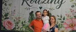 Widownia - dumni rodzice i dziadkowie pozują z dziećmi