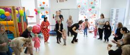 Kadra przedszkola w trakcie animacji - zajęcia z zaproszonymi gośćmi