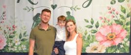 Widownia - dumni rodzice i dziadkowie pozują z dziećmi
