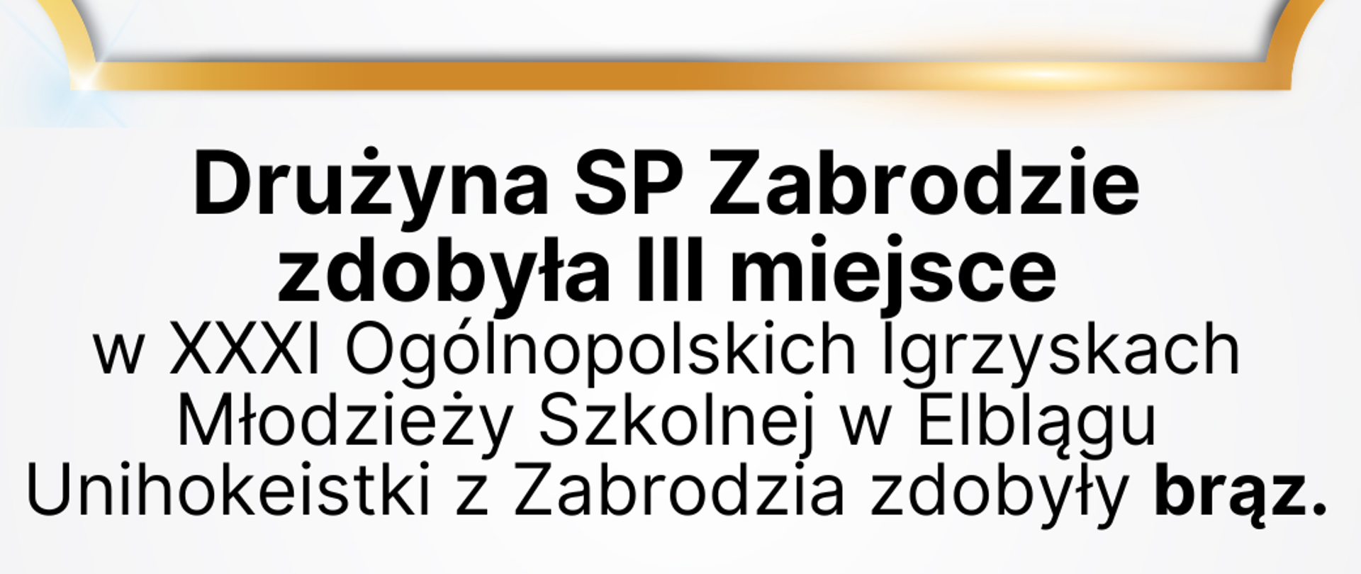 Okolicznościowa karta gratulacyjna w złoto-granatowych barwach z brązowym medalem. Treść: „Drużyna SP Zabrodzie zdobyła III miejsce w XXXI Ogólnopolskich Igrzyskach Młodzieży Szkolnej w Elblągu – Unihokeistki z Zabrodzia zdobyły brąz." Poniżej życzenia od Wójta Gminy Zabrodzie, Krzysztofa Jezierskiego.