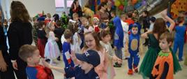 Dzieci w strojach w trakcie zabawy na balu