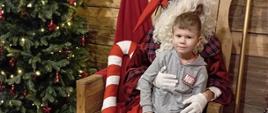 Dzieci pozują do zdjęcia z mężczyzną przebranym za Mikołaja
