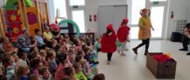 Trwa spektakl - dzieci oglądają, biorą w nim aktywny udział