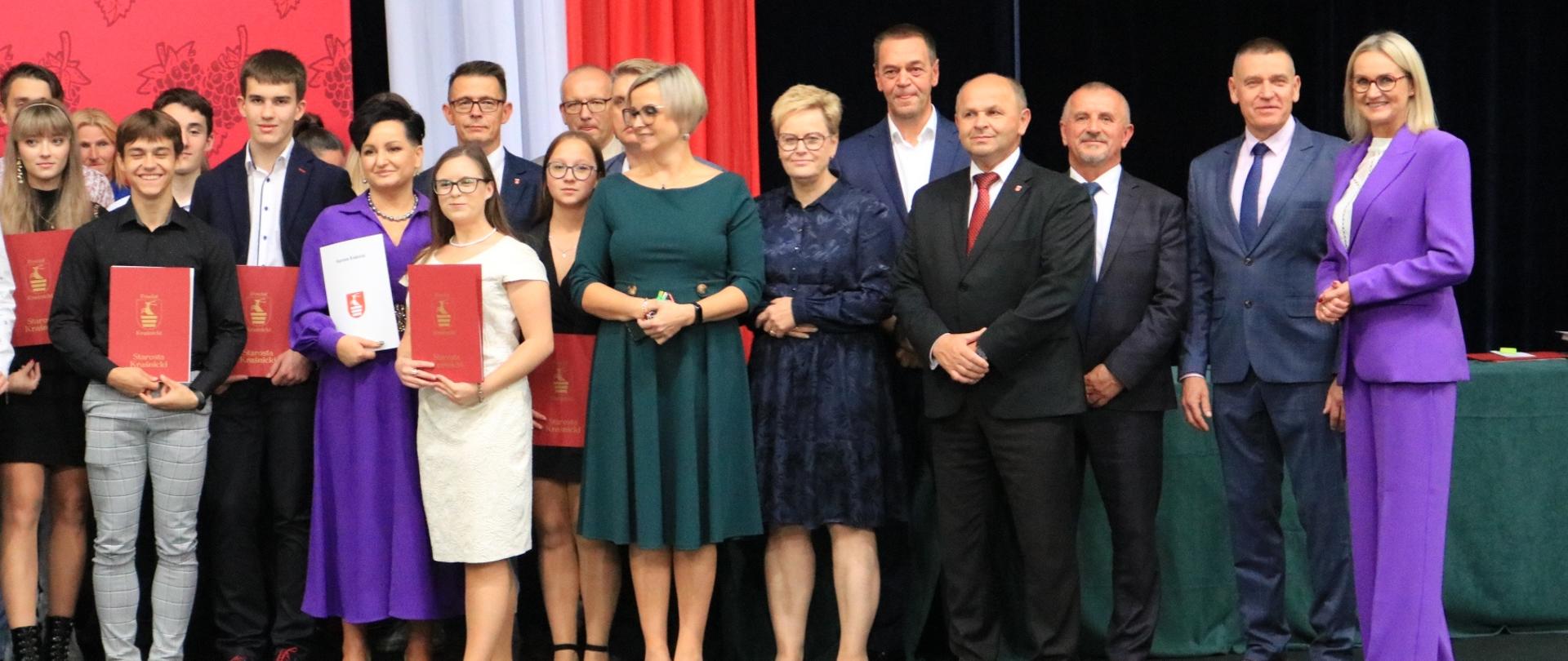 Wicestarosta Kraśnicki Andrzej Misztal, Przewodniczący Rady Powiatu w Kraśniku Jacek Dubiel oraz Członkowie Zarządu Powiatu w Kraśniku Henryk Flis i Marek Kołtun razem z zaproszonymi gośćmi: Posłem na sejm RP Kazimierzem Chomą, Radną Sejmiku Województwa Lubelskiego Anną Baluch oraz z dyrektorami szkół wręczyli stypendia uzdolnionym uczniom i listy gratulacyjne rodzicom i wychowawcom. 