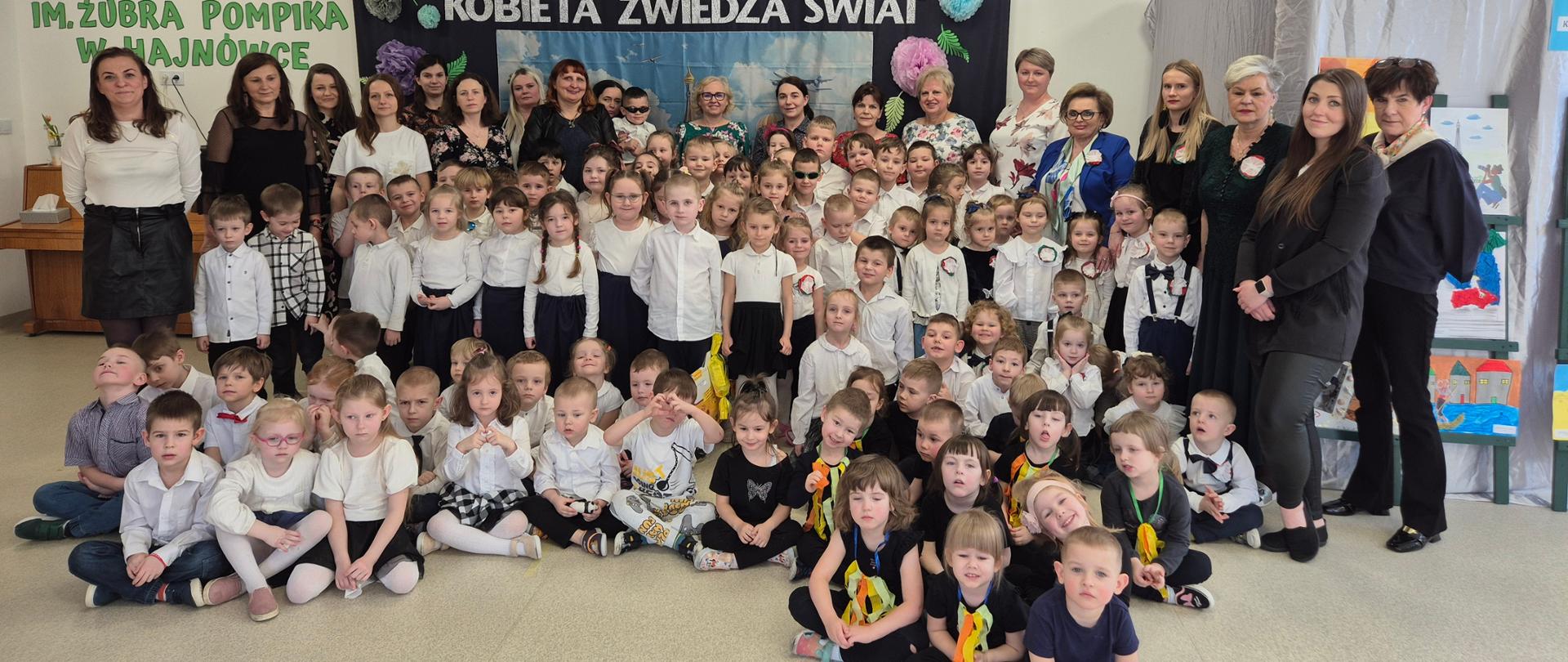 Uczestnicy wydarzenia pozują do wspólnego zdjęcia