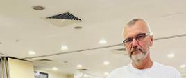 Mężczyzna stojący koło modelu statku 