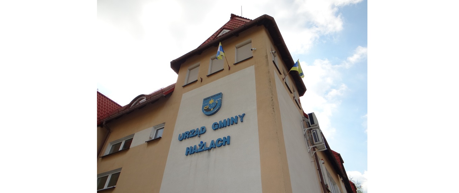 Flagi Euroregionu Śląsk Cieszyński na budynku Urzędu Gminy Hażlach. Powiewają dwie flagi w barwach Euroregionu. Jedna na ścianie od strony północnej, druga na ścianie od strony zachodniej