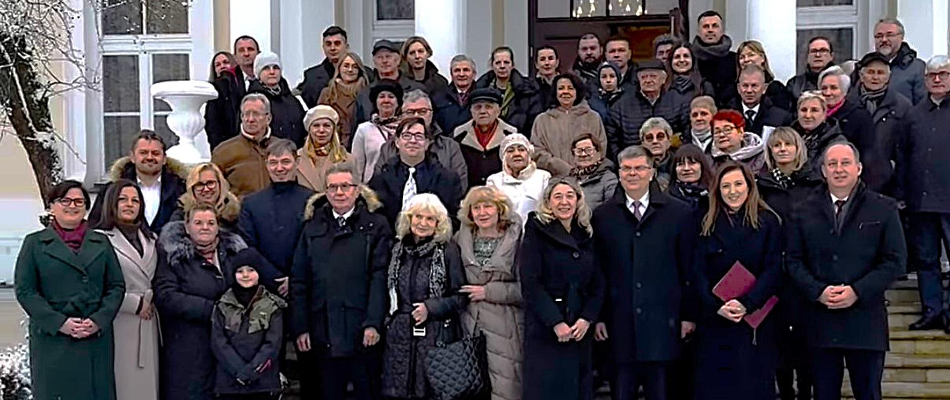 Uczestnicy, organizatorzy i goście konkursu na najlepiej zachowany zabytek wiejskiego budownictwa drewnianego w Województwie Podlaskim 2025