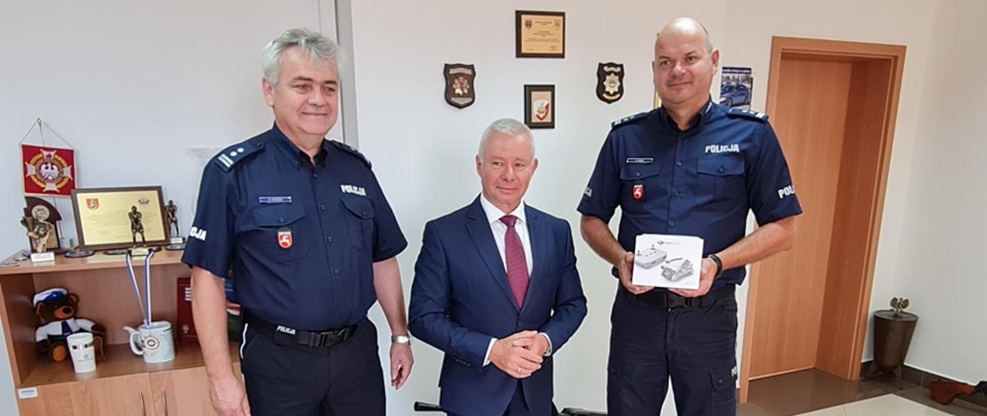 Na zdjęciu od lewej: mł. insp. Andrzej Ciołek, starosta Andrzej Rolla i mł. insp. Jacek Figiel.