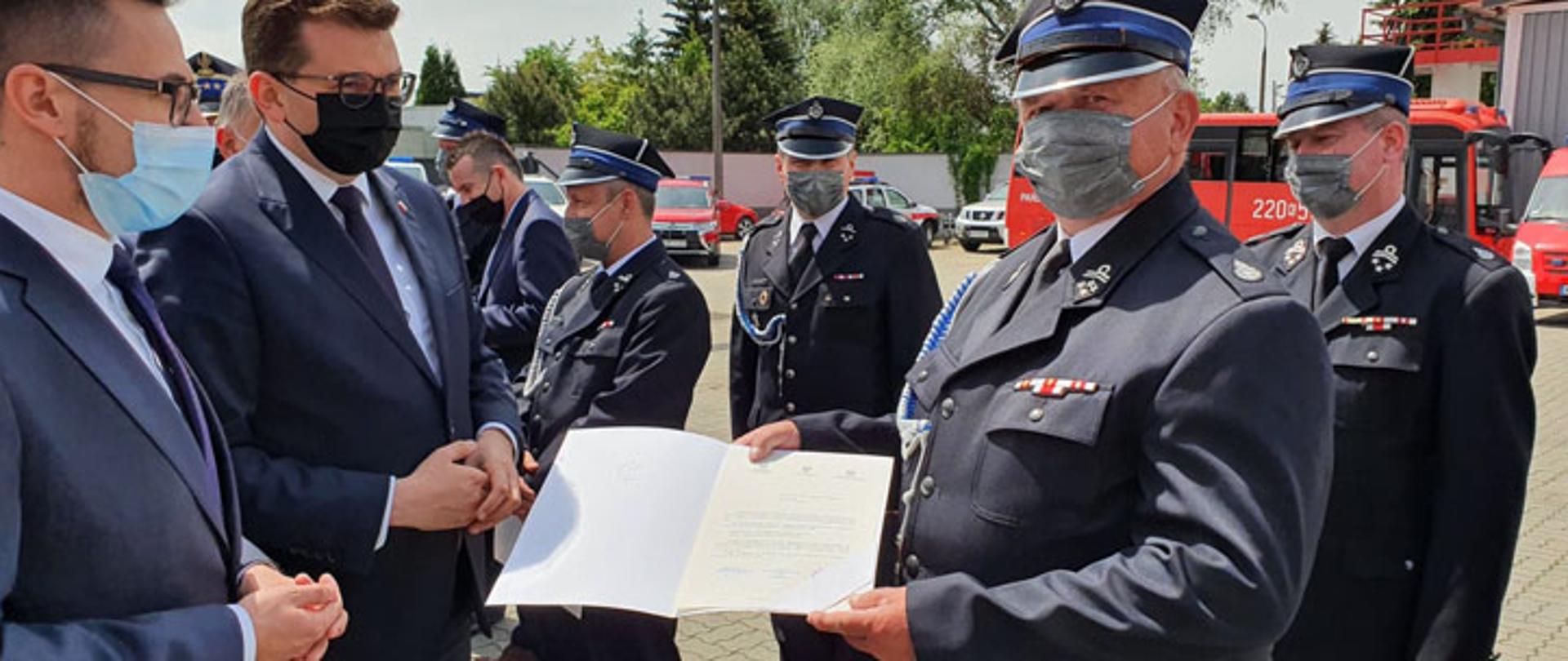OSP w Przytkowicach odebrali promesę na zakup nowego wozu strażackiego