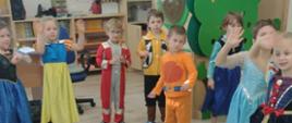 Dzieci preznetują kostiumy postaci z bajek