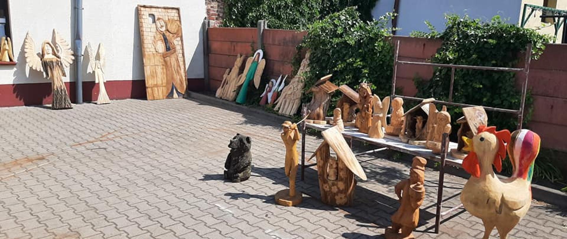 Rzeźby na targowisku miejskim